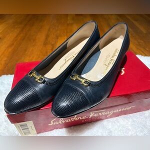 Vtg Salvatore Ferragamo Navy Calf Leather Flats with Gold Accent